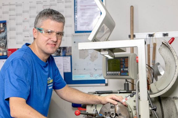 Mitarbeiter an der Drehmaschine